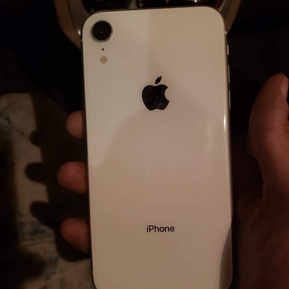 iPhone XR 256 gig white like new condition - Picture 3 of 6